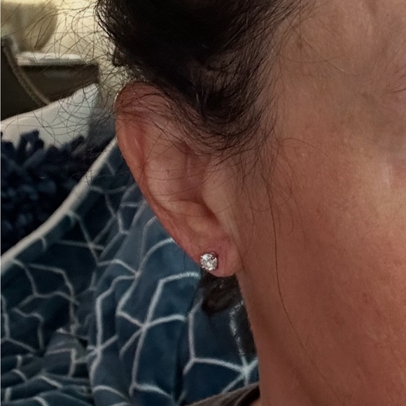 Diamond Stud earrings - Picture 9 of 10